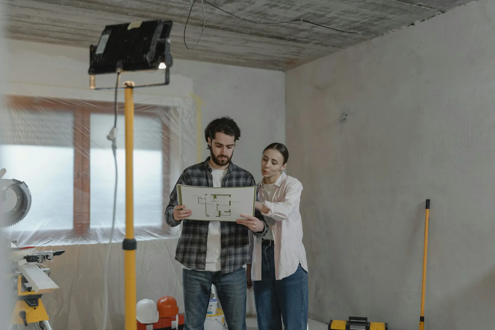 Manželský pár s plánem rekonstrukce bytu uprostřed stavebních prací